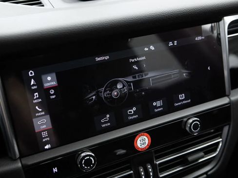 Certified 2026 Porsche Macan AWD/4WD image 15