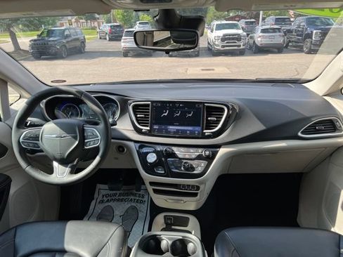 Used 2023 Chrysler Pacifica Touring-L FWD image 15