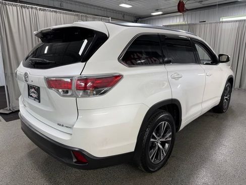 Used 2016 Toyota Highlander XLE AWD/4WD image 4