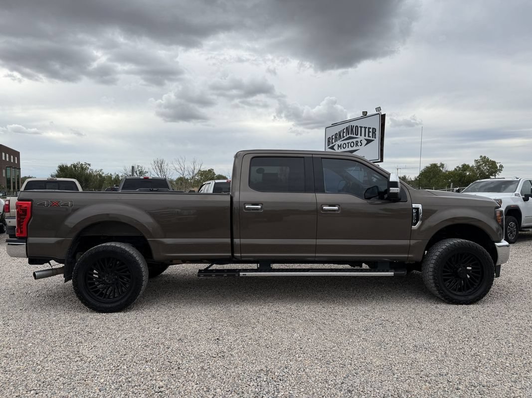 Used 2017 Ford F250 XLT w/ XLT Premium Package AWD/4WD image 12