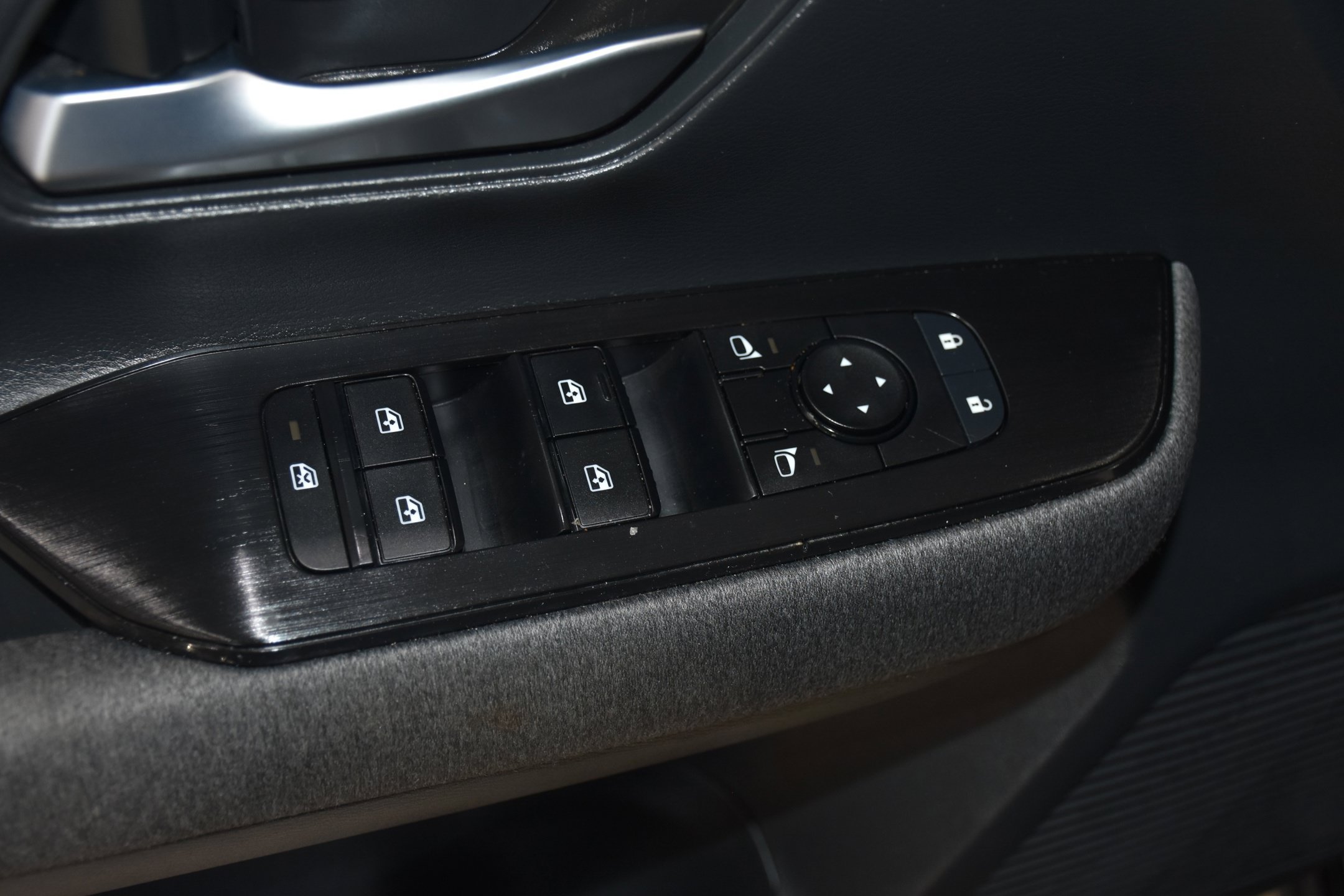 Used 2025 Nissan Kicks SV FWD image 24