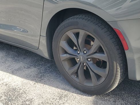 Used 2020 Chrysler Pacifica Touring-L Plus w/ S Appearance Package image 7