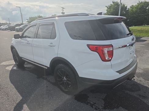 Used 2019 Ford Explorer XLT AWD/4WD image 9