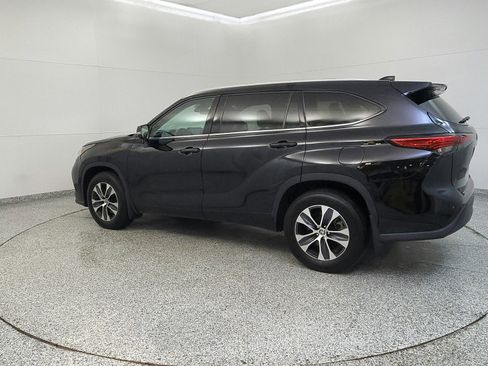 Used 2022 Toyota Highlander XLE AWD/4WD image 3