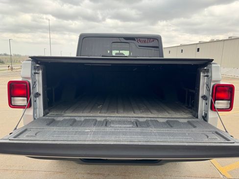 Used 2022 Jeep Gladiator Willys AWD/4WD image 9