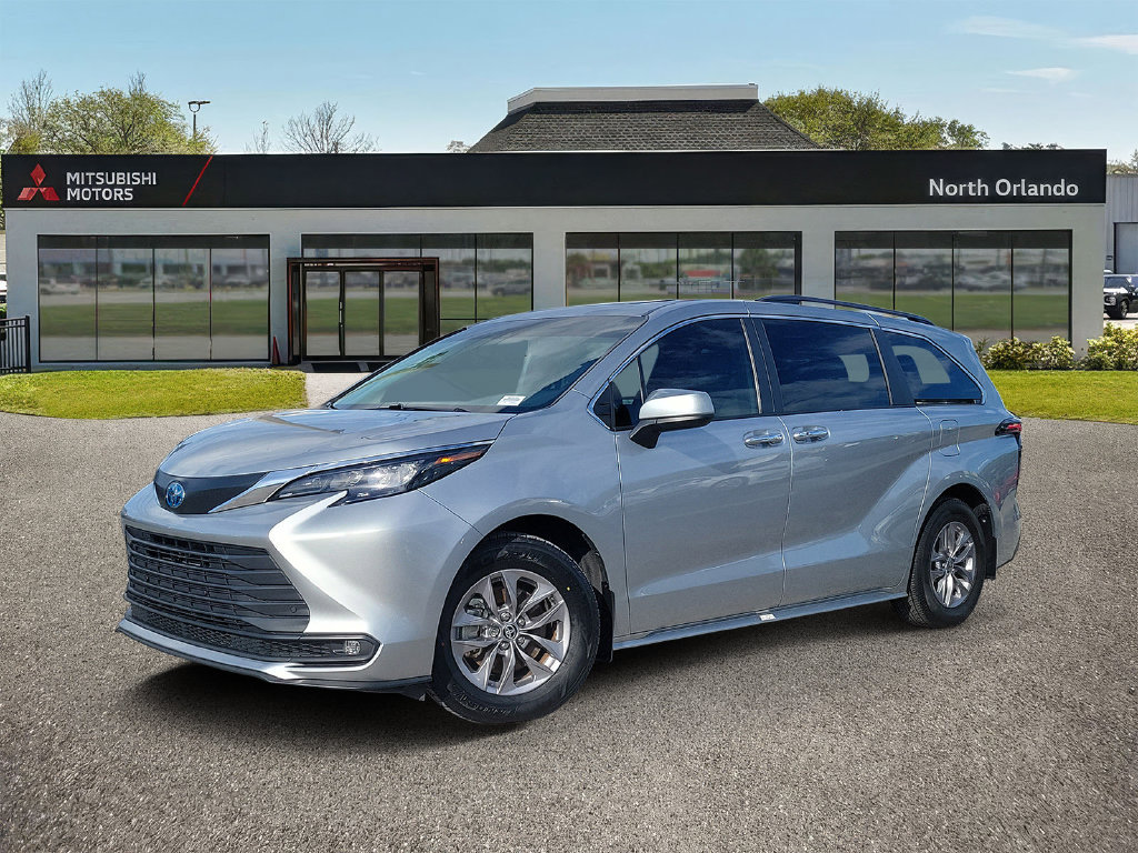 Used 2025 Toyota Sienna XLE FWD image 1