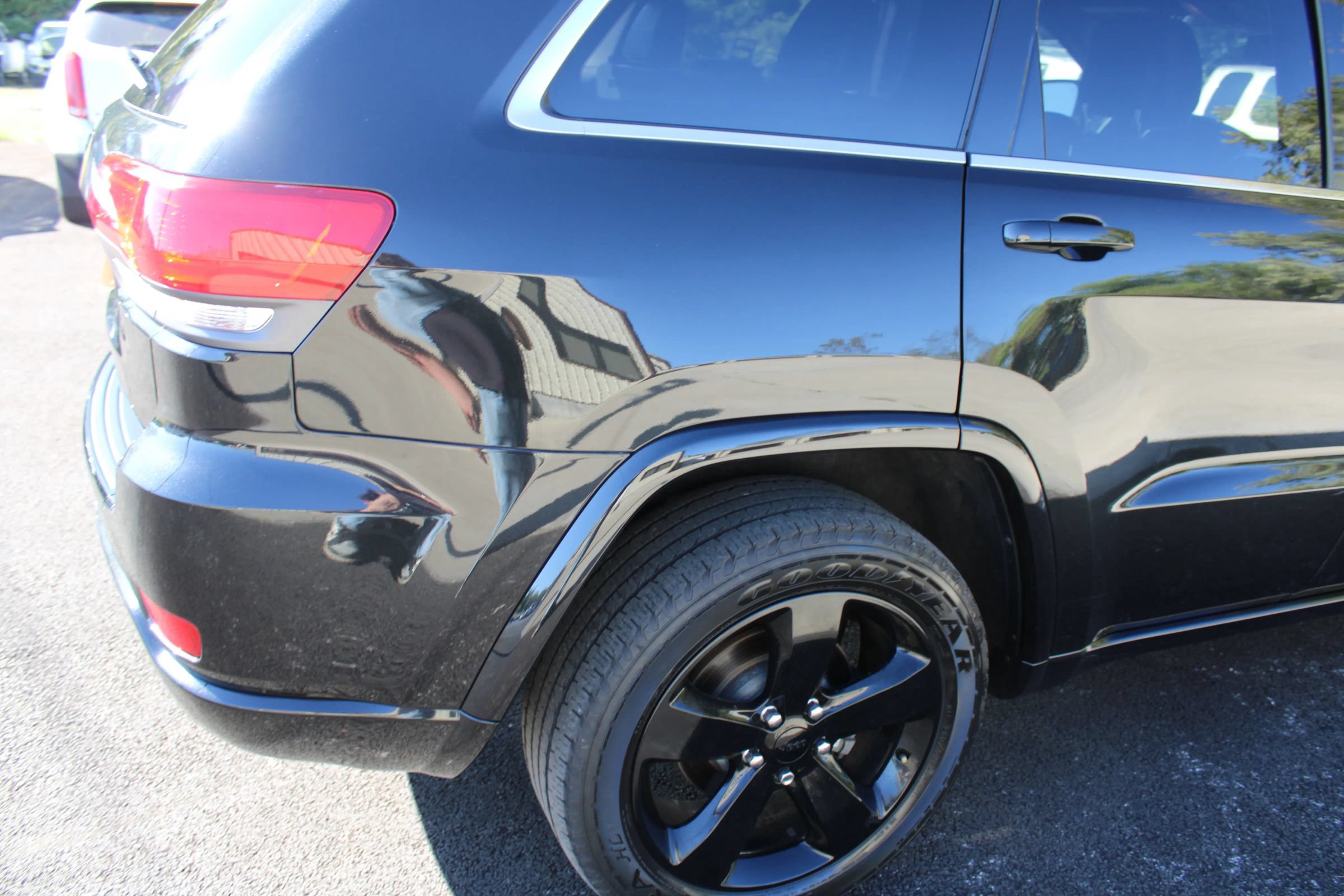Used 2015 Jeep Grand Cherokee Laredo AWD/4WD image 9