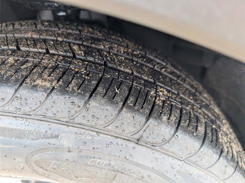 Used 2022 Ford Explorer XLT w/ Equipment Group 202A image 10