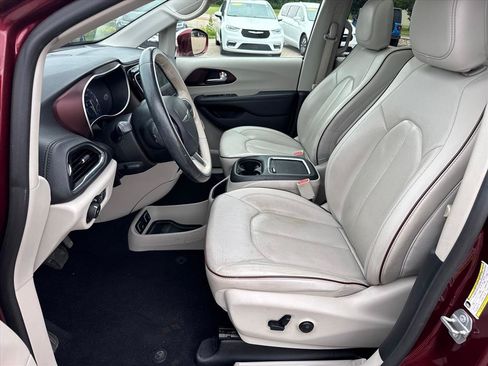 Used 2019 Chrysler Pacifica Limited w/ Advanced Safetytec Group FWD image 11