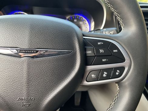 Used 2023 Chrysler Pacifica Touring-L FWD image 21