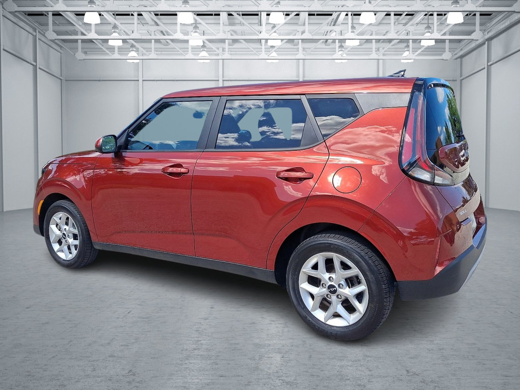 Used 2024 Kia Soul LX w/ LX Technology Package FWD image 3