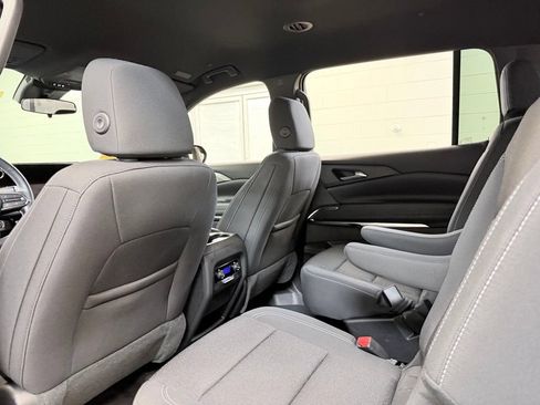 Used 2025 Chevrolet Traverse LT FWD image 23