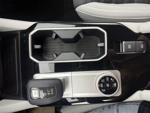 New 2025 Mitsubishi Outlander SE image 28