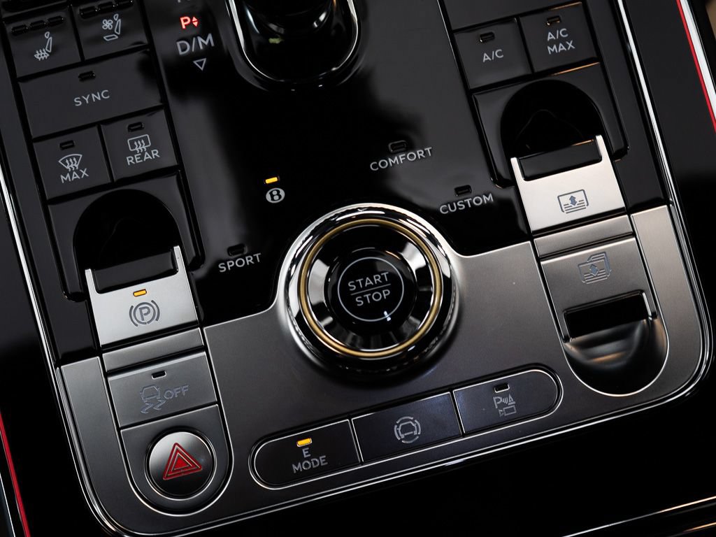 Used 2025 Bentley Flying Spur Plug-In Hybrid AWD/4WD image 36