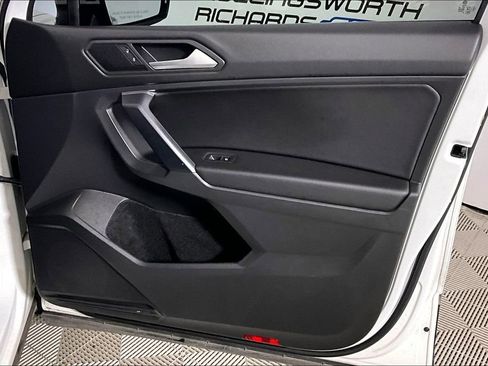Used 2021 Volkswagen Tiguan SE FWD image 19