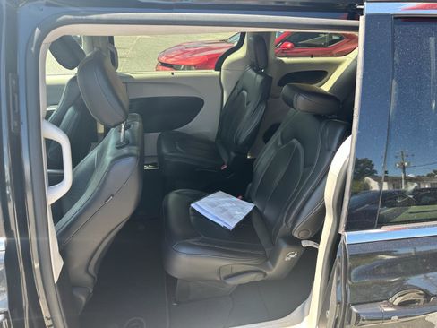 Used 2022 Chrysler Pacifica Touring-L image 23