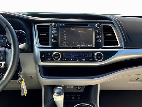 Used 2018 Toyota Highlander LE image 6