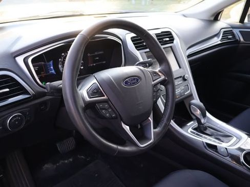 Used 2016 Ford Fusion SE FWD image 6