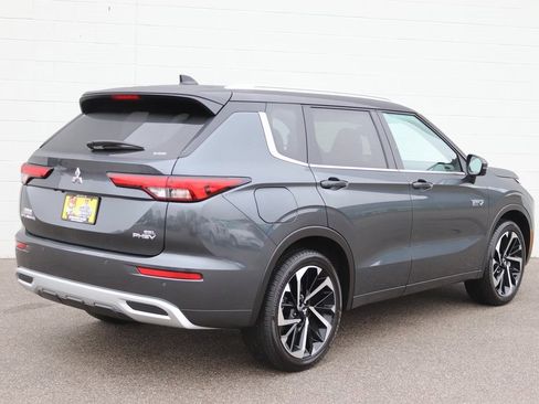 Used 2025 Mitsubishi Outlander SEL image 2