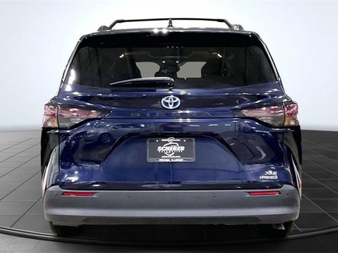 Used 2024 Toyota Sienna XLE w/ XLE Plus Package image 4