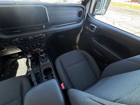 Used 2025 Jeep Wrangler Unlimited Rubicon image 34
