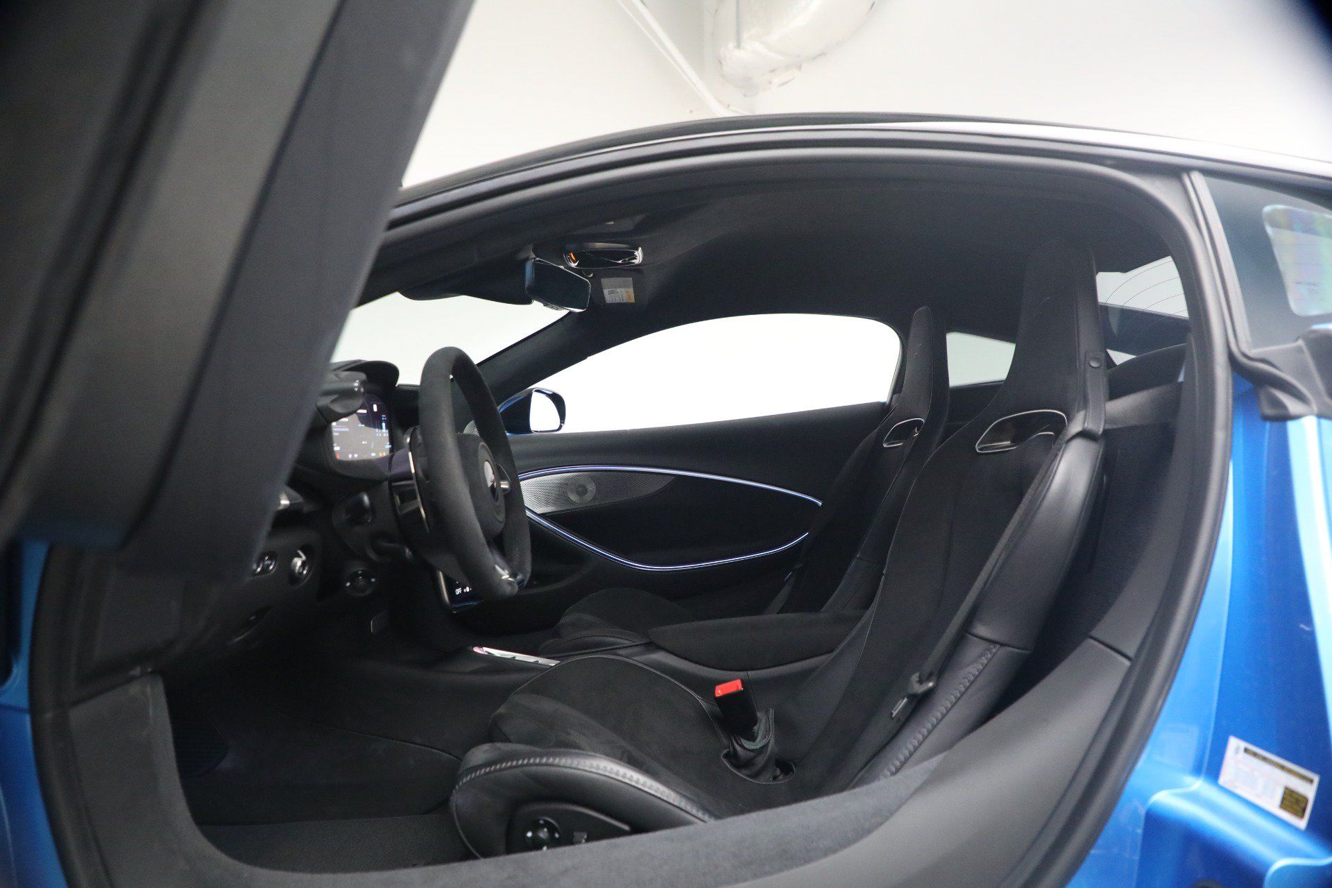 Used 2024 McLaren Artura RWD image 19