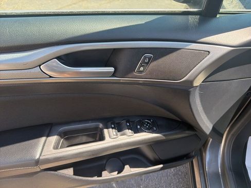 Used 2019 Ford Fusion SE FWD image 19