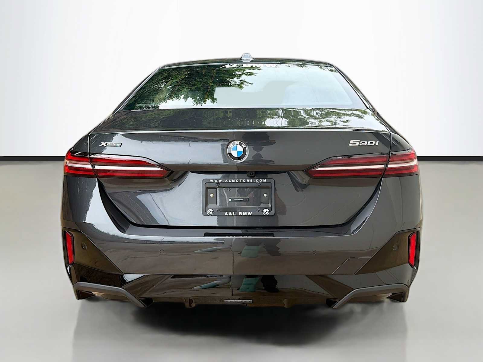Used 2026 BMW 530i xDrive w/ M Sport Package AWD/4WD image 4