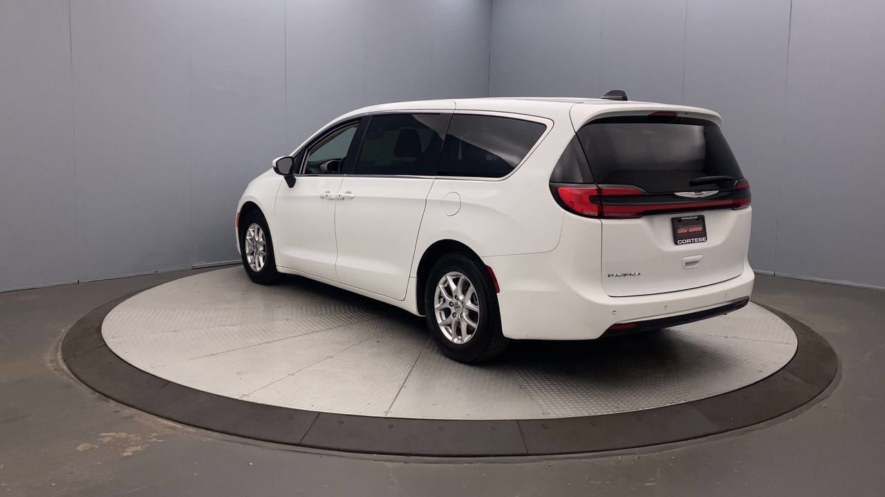Used 2023 Chrysler Pacifica Touring-L FWD image 3