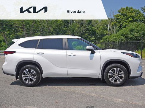 Used 2023 Toyota Highlander XLE AWD/4WD image 19