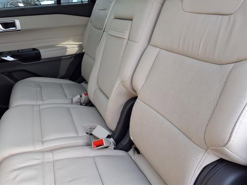 Certified 2023 Ford Explorer Platinum w/ Technology Package image 7