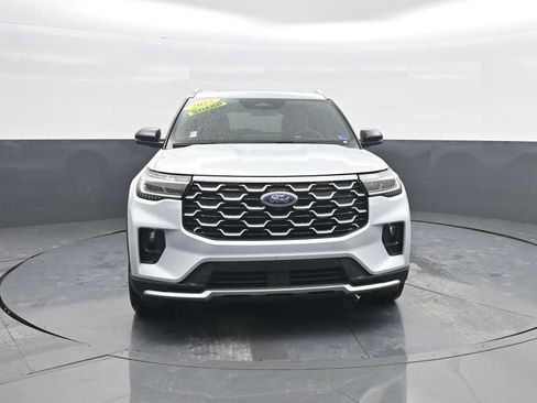 Used 2025 Ford Explorer Platinum RWD image 2