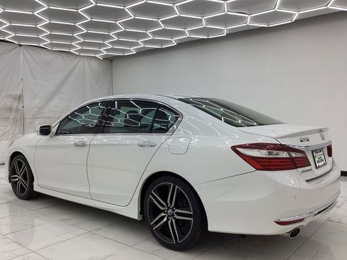 Used 2016 Honda Accord Touring image 11