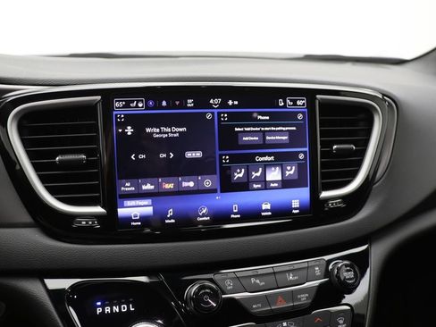 Used 2025 Chrysler Pacifica Select image 19