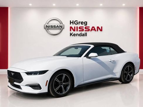 Used 2025 Ford Mustang Convertible RWD image 3