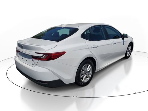 Used 2025 Toyota Camry LE w/ Convenience Package image 5
