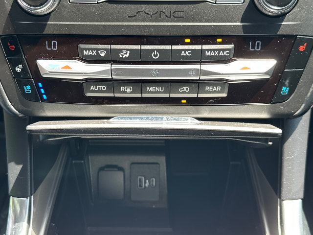 Used 2020 Ford Explorer Platinum w/ Premium Technology Package AWD/4WD image 34