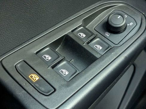 Used 2024 Volkswagen Taos SE image 18