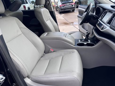 Used 2017 Toyota Highlander XLE FWD image 22