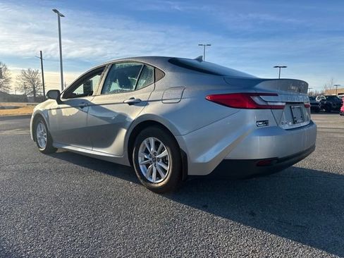 Used 2025 Toyota Camry LE image 4