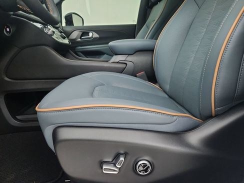 New 2027 Chrysler Pacifica Pinnacle w/ Theater Group AWD/4WD image 19