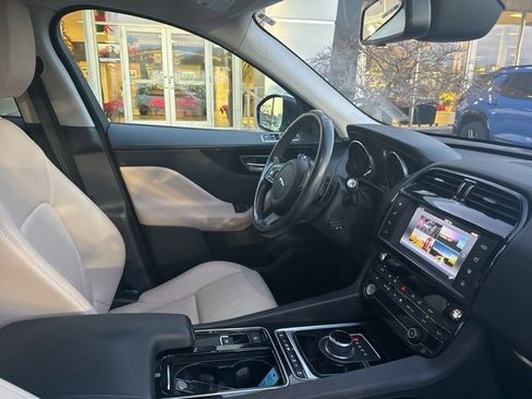 Used 2018 Jaguar F-PACE Premium image 31