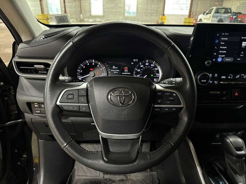 Used 2023 Toyota Highlander LE AWD/4WD image 19