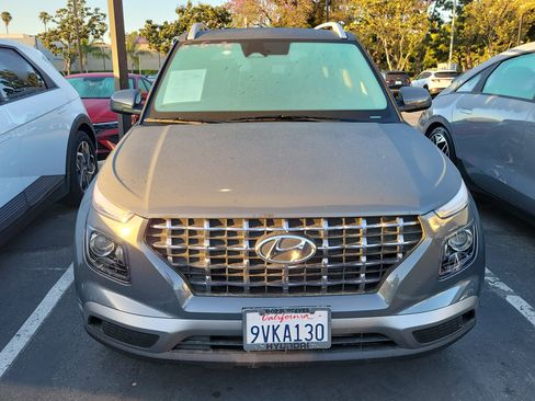 Certified 2025 Hyundai Venue SEL FWD image 2