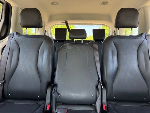 Used 2025 Kia Carnival EX FWD image 22