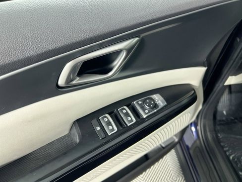 Used 2024 Kia Carnival LX FWD image 15