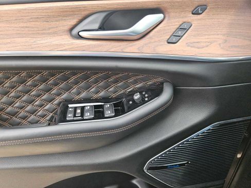 Used 2022 Jeep Grand Cherokee Summit w/ Luxury Tech Group V image 23