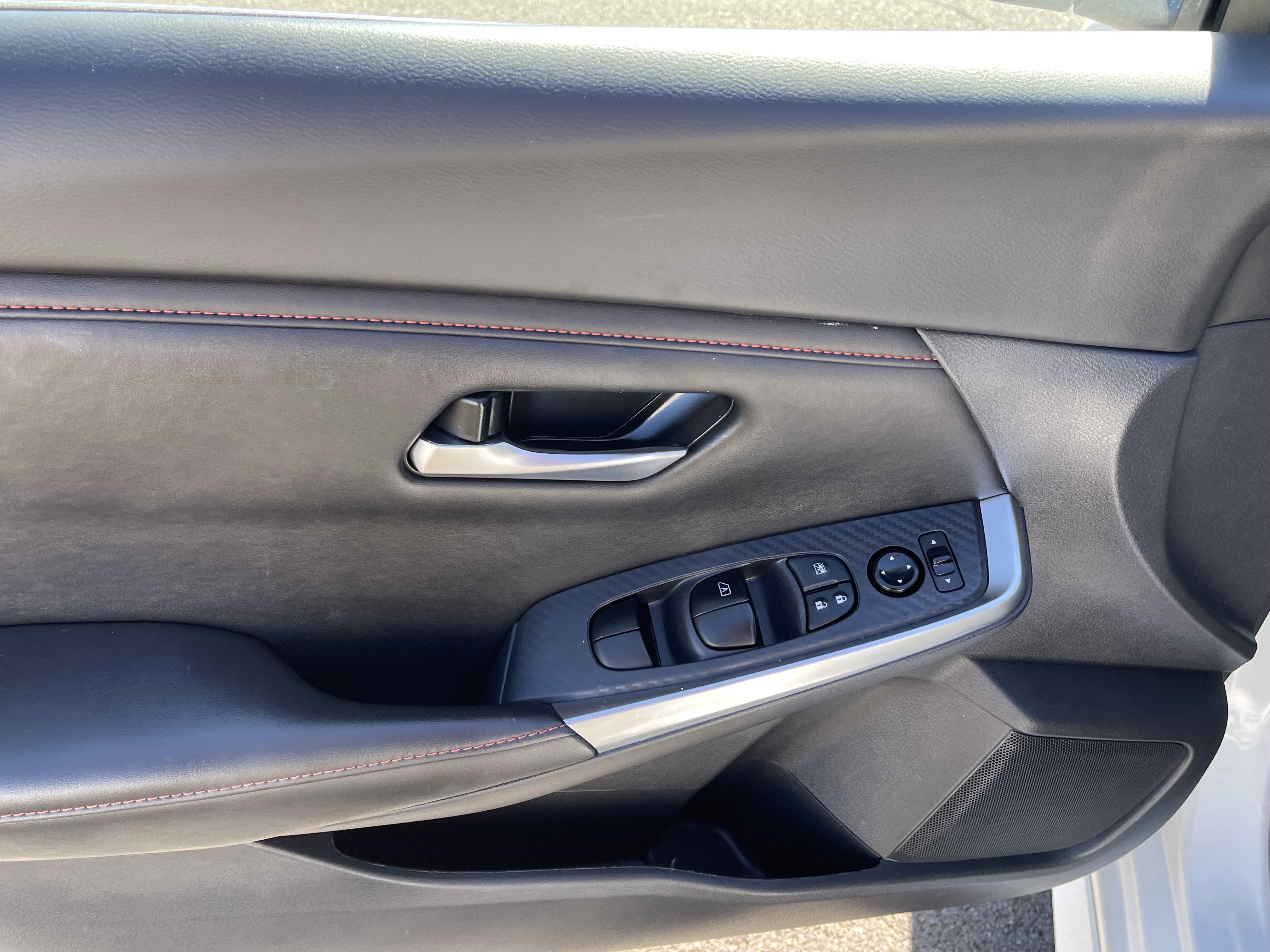 Used 2025 Nissan Sentra SR FWD image 17