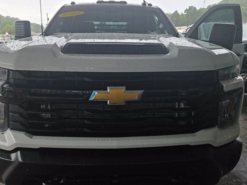 Used 2025 Chevrolet Silverado 3500 W/T AWD/4WD image 2