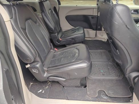 Used 2022 Chrysler Pacifica Touring-L image 16